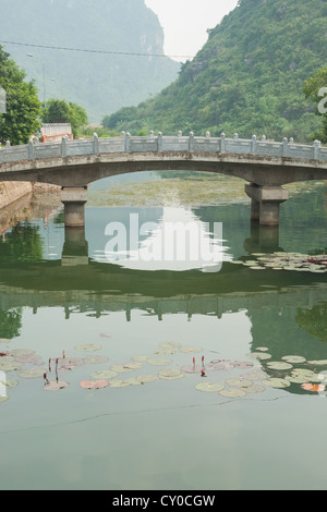 Pont sur la rivière à Ninh Binh Banque D'Images