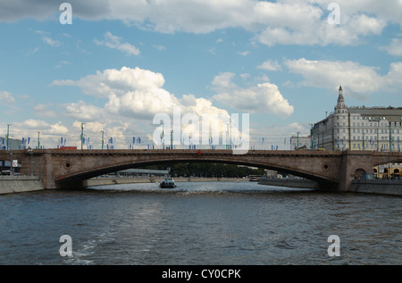 Pont Bolshoy Kamenny, Moscou Bolchoï Kamenny Bridge est un pont en arc en acier au-dessus de la rivière Moskova, Moscou, Russie. Construit en 1938. Banque D'Images