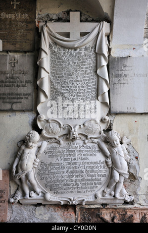 Vieille tombe dalle avec putti sculptures au cimetière St Pierre, le plus ancien lieu de sépulture chrétienne à Salzbourg, quartier St Peter Banque D'Images