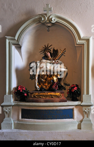 Pietà, sculpture colorée de Maria avec le corps de Jésus, dans une niche de l'église Saint Pierre, St Peter's district, Salzbourg Banque D'Images