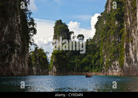 FORMATIONS KARSTIQUES CHIEW entourent le lac LAN au coeur de parc national de Khao Sok - SURATHANI PROVENCE, THAÏLANDE Banque D'Images