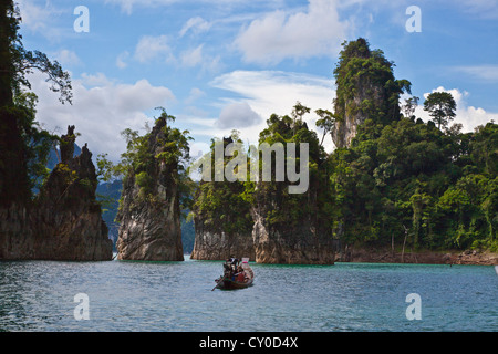 FORMATIONS KARSTIQUES CHIEW entourent le lac LAN au coeur de parc national de Khao Sok - SURATHANI PROVENCE, THAÏLANDE Banque D'Images