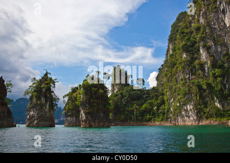 FORMATIONS KARSTIQUES CHIEW entourent le lac LAN au coeur de parc national de Khao Sok - SURATHANI PROVENCE, THAÏLANDE Banque D'Images