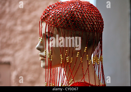 Chef d'un female mannequin portant un filet à cheveux perle en face d'un magasin de vêtements, Judengasse, Juif Lane, Salzbourg Banque D'Images