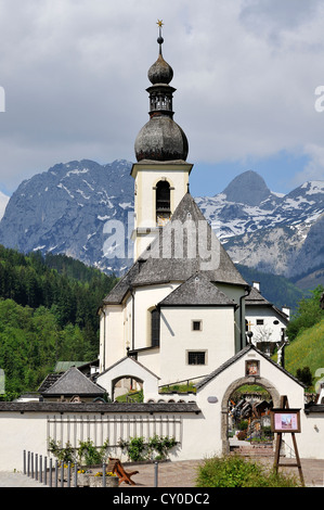 Église paroissiale de Saint Sébastien, Reiteralpe montagnes à l''arrière, Ramsau, Bavière Banque D'Images