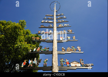 Maypole contre un ciel bleu, sur place Kirchplatz, Bernau am Chiemsee, Haute-Bavière, Bavière Banque D'Images