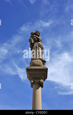 Colonne mariale contre un ciel bleu, Marie avec l'enfant Jésus debout avec son pied sur la tête d'un serpent se tortillant autour de la Banque D'Images