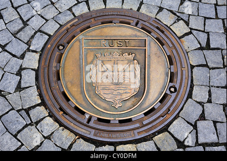 Couvercle de trou d'avec les armoiries de la ville de Rust, Bade-Wurtemberg, de la place du marché de Kulmbach, ville jumelée depuis 1981 Banque D'Images