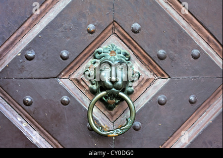 Tête de lion comme un heurtoir sur une vieille porte, centre historique de Kulmbach, Haute-Franconie, Bavière Banque D'Images