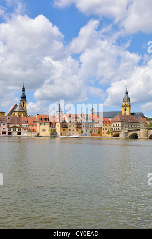 La rivière principale avec la paroisse catholique église Saint Johannes, de Saint John, Kitzingen, en Basse-franconie, Franconia, Bavaria Banque D'Images