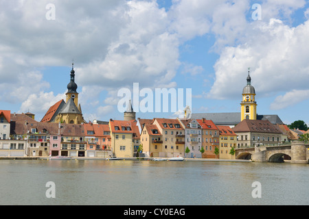 La rivière principale avec la paroisse catholique église Saint Johannes, de Saint John, Kitzingen, en Basse-franconie, Franconia, Bavaria Banque D'Images