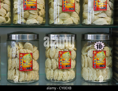 Swiflet nids comestibles en vente en boutique médecine à Singapour pour faire de la soupe de nid d'oiseaux Banque D'Images