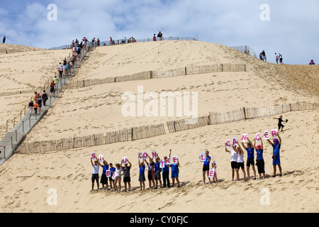 Les gens de Siblu organisation dans la lutte contre le cancer dans la célèbre Dune du Pyla, le 8 août 2012 à Pyla sur Mer, France. Banque D'Images