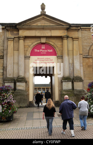 Les gens entrent dans la pièce Hall à Halifax, West Yorkshire, Angleterre. Banque D'Images