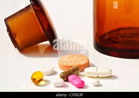 Comprimés de différentes couleurs et tailles Banque D'Images