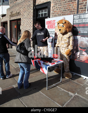 Les bénévoles du nord-est de la charité des forces armées dans la collecte des héros sans-abri de la ville de Durham England UK Banque D'Images