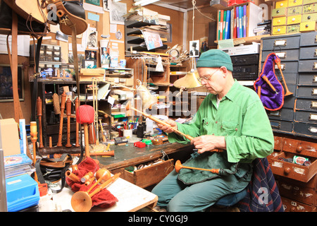 Julian Goodacre Cornemuse bouilloire en Ecosse Peeples,travaillant sur un jeu de tuyaux dans son atelier Banque D'Images