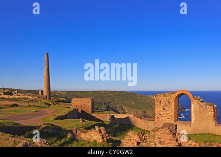 Lever du soleil à Botallack à Cornwall, des mines d'étain Banque D'Images