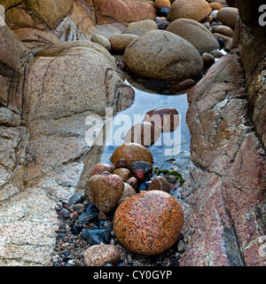 Photo de Porth Nanven Rochers de Cornwall en Angleterre, toutes façonnée au fil des ans par la marée et la nature. Banque D'Images