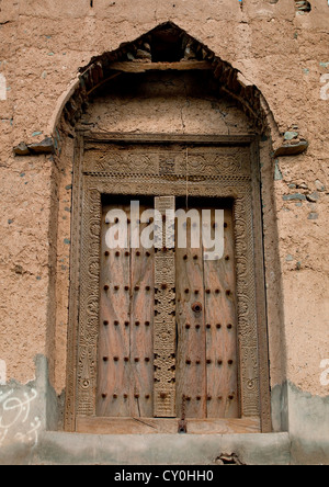 Porte en bois sculpté de la vieille maison, Al Sabla Mudayrib, Oman Banque D'Images