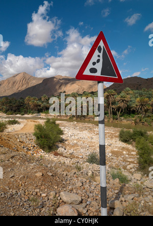 Road Sign Warning de chutes de pierres, Wadi Bani Khalid, Oman Banque D'Images