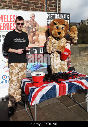 Deux volontaires du nord-est de la charité des forces armées dans la collecte des héros sans-abri de la ville de Durham England UK Banque D'Images