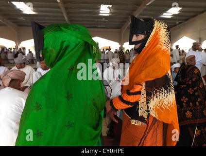 Deux femmes bédouines en burqa, Sinaw coloré marché aux poissons, Oman Banque D'Images