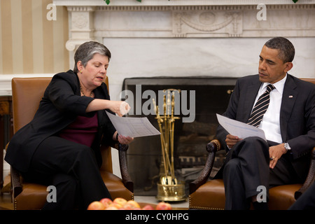 Le président américain Barack Obama se réunit avec le secrétaire à la sécurité intérieure, Janet Napolitano, le 9 mai 2011 dans le bureau ovale de la Maison Blanche. Banque D'Images