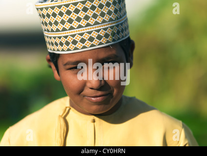 Portrait d'un garçon portant des PAC, Sinaw, Oman Banque D'Images