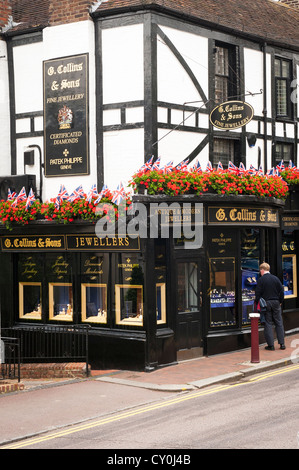 Royal Tunbridge Wells Kent High Street G Collins & Sons bijoux boutique de # magasin de bijoux drapeaux drapeau du jubilé Union Jack boîtes à fleurs scène de rue Banque D'Images