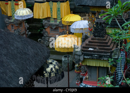 Parasols colorés ornent un temple animiste à Ubud, Bali, Indonésie Banque D'Images