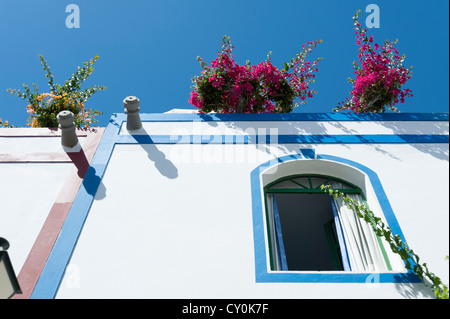 Détails de bâtiments à Puerto de Mogan Gran Canaria Îles Canaries Espagne avec des bougainvilliers et des fleurs sur les murs Banque D'Images