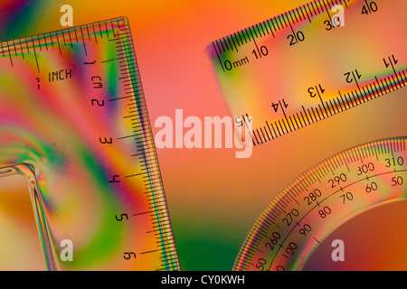 Pèse-personne sur une règle, équerre et rapporteur d'contre un double fond polarisées colorées Banque D'Images