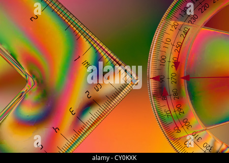 Équerre et rapporteur les deux montrant un angle droit sur un arrière-plan de polarisation Banque D'Images