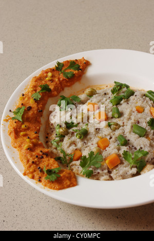 Upma ou uppuma est un plat populaire petit-déjeuner de l'Inde du Sud. Upma est habituellement faite avec de la semoule (appelé Rava ou Suji en Inde). Banque D'Images