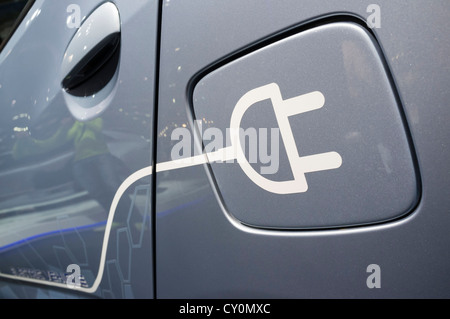 Détail de symbole sur la voiture électrique pour la recharge de plug-in à Paris Motor Show 2012 Banque D'Images