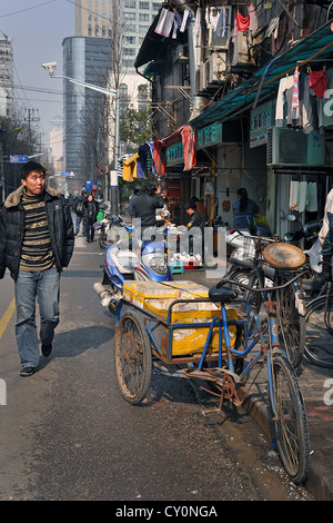 Chinese man walking dans une rue de la vieille ville de Shanghai (Nanshi district) - Chine Banque D'Images