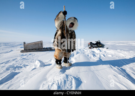 Les Inuits sont la chasse sur l'northpole Banque D'Images