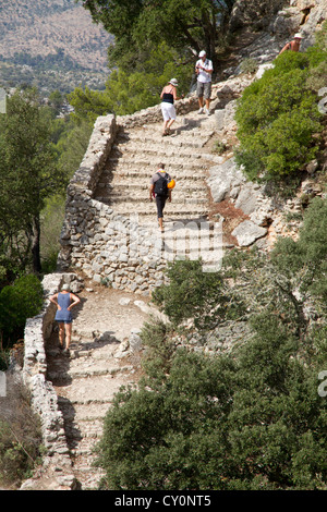 Les randonneurs sur les mesures d'trway' château Castillo de Alaró, Puig de Alaró" de montagne, colline, Mallorca Majorque Espagne Europe Banque D'Images