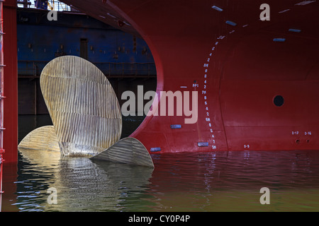 Gros plan d'une hélice de bateau dans l'eau. Banque D'Images