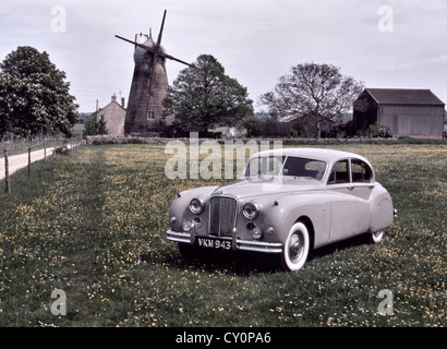 1955 Jaguar Mark VII stationné dans la campagne anglaise Banque D'Images