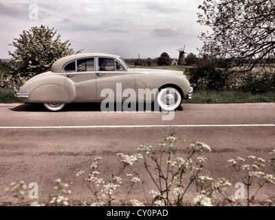 1955 Jaguar Mark VII roulant sur une route de campagne Anglais Banque D'Images