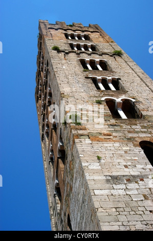 Le ciel bleu et le clocher de l'église ou Bell Tower ou tour de l'horloge Banque D'Images