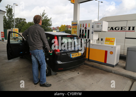 La mise à niveau de Ford Fiesta avec ordinaire sans plomb aux stations d'essence Shell Angleterre Ewell Banque D'Images