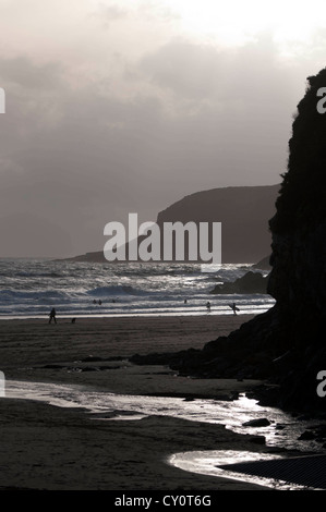 Scène de plage orageuse à Caswell Bay sur la péninsule de Gower, dans le sud du Pays de Galles, Royaume-Uni. Banque D'Images