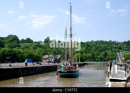 Bateau à voile en passant par le bassin de Cumberland de blocage du port de Bristol England uk flottante Banque D'Images