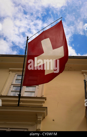 Drapeau suisse survole un bâtiment à Bratislava Banque D'Images