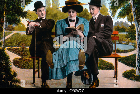 Deux hommes et une femme assise sur le banc de parc, coloriés à la main photo, vers 1900 Banque D'Images