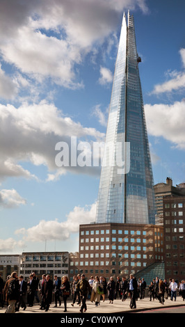 L'Angleterre. Londres. Le Shard building et de la foule. Banque D'Images