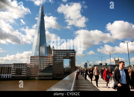 L'Angleterre. Londres. Le Shard building et la foule traversant le pont de Londres. Banque D'Images